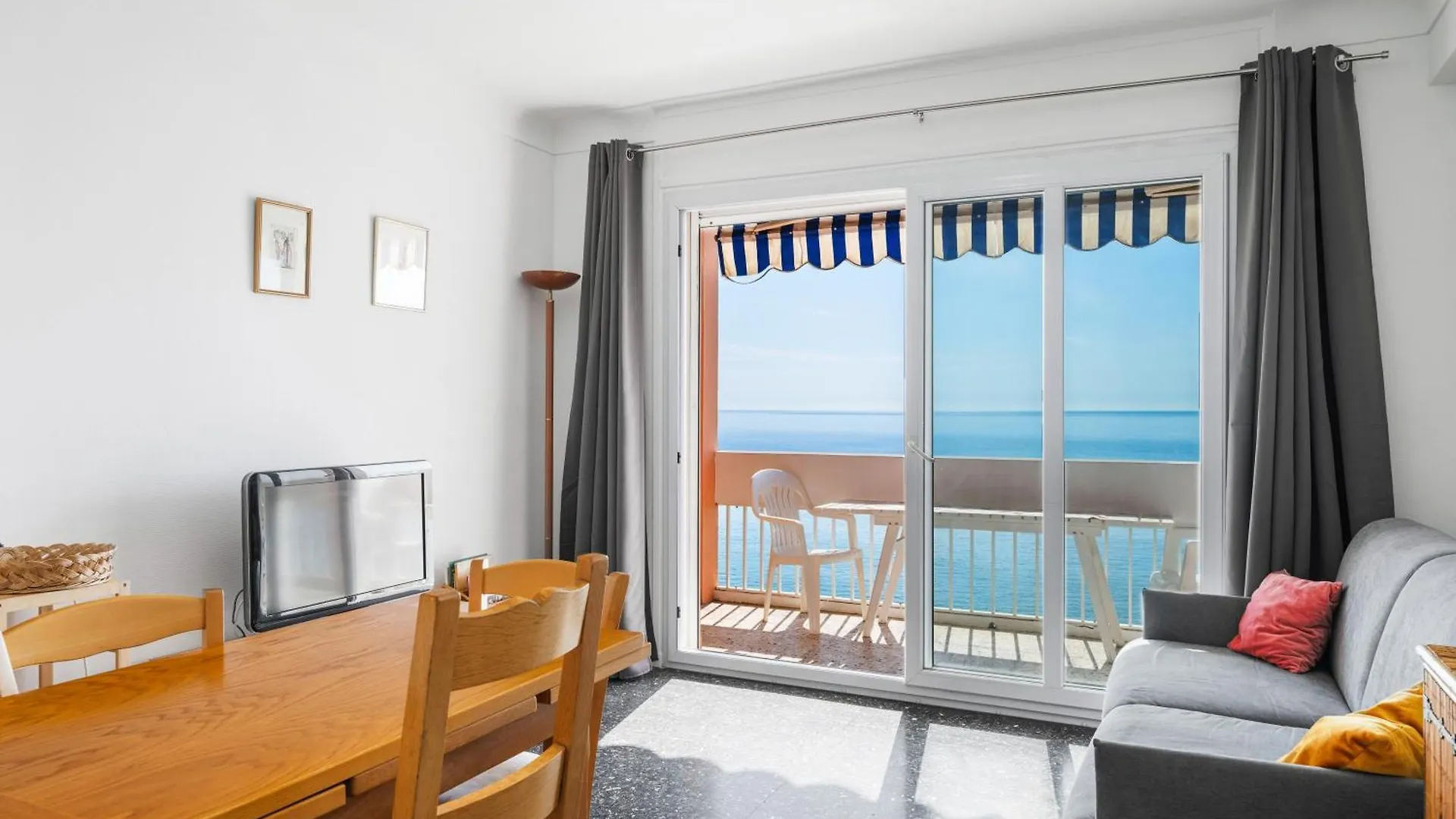 Le Panorama -Vue Exceptionnelle - Dernier Etage - Front De Mer Menton 0*,