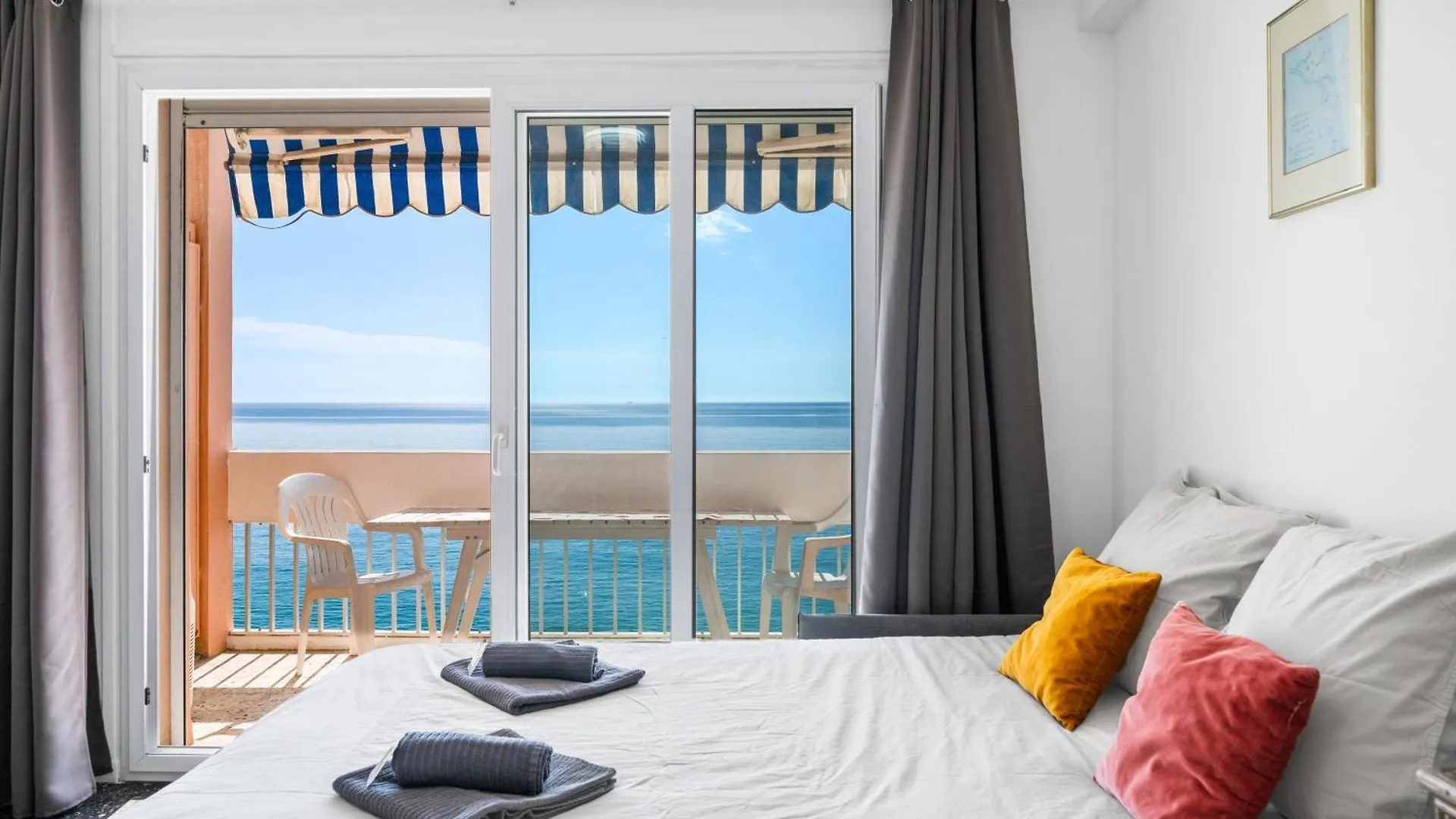 Le Panorama -Vue Exceptionnelle - Dernier Etage - Front De Mer Menton Appartement